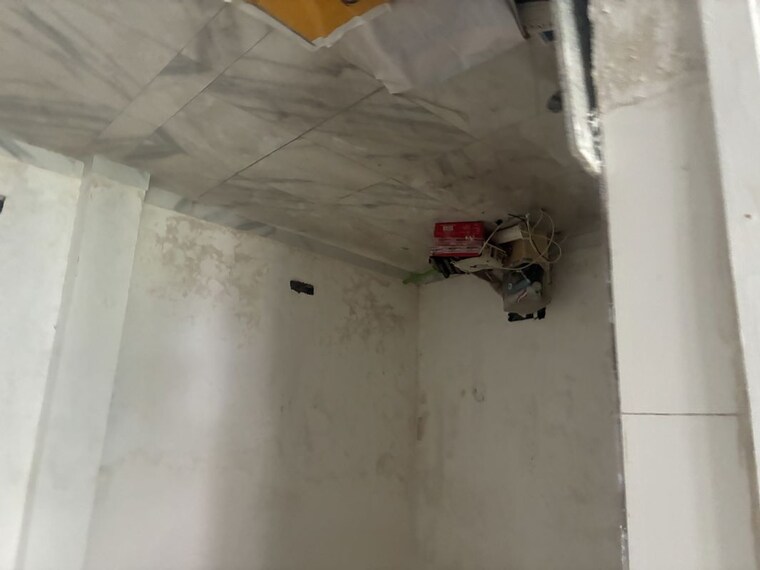Room, sector 51 Commercial Shop 1100 Sq.Ft. In Sector 51 Noida 10499453