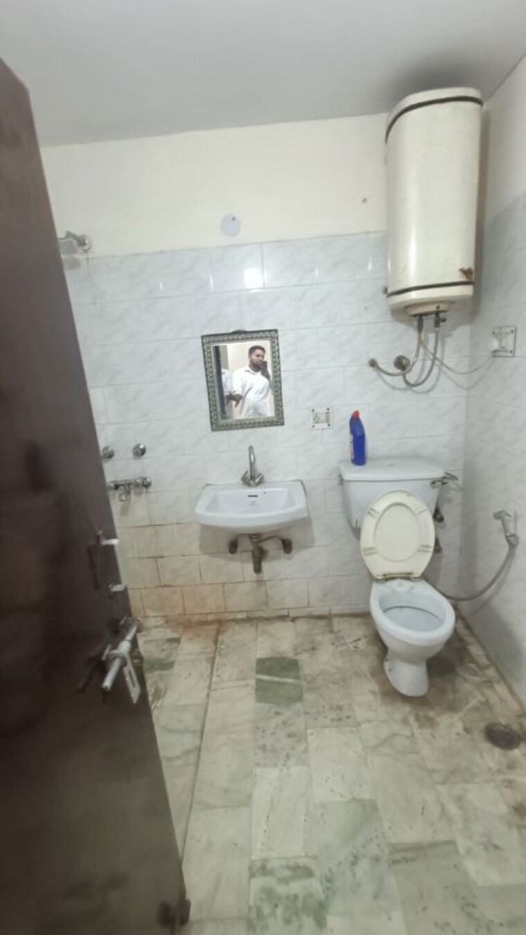 Bathroom, dwarka 3 Bedroom 1600 Sq.Ft. Apartment In Dwarka Delhi 10499486