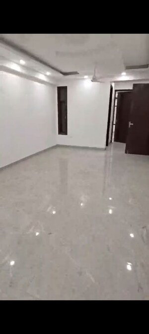 Room in 3 BHK Builder Floor at Mehrauli – for Rent