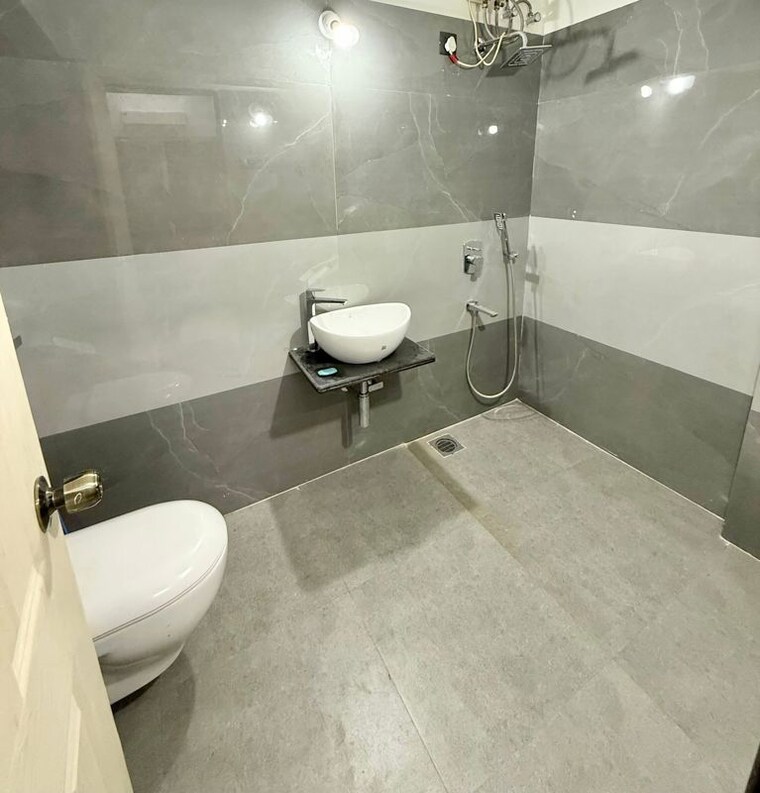 Bathroom, gym-view 3 Bedroom 1200 Sq.Ft. Apartment In Khar West Mumbai 10499598