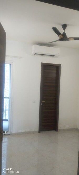 Room in 3 BHK Independent House at Smart World Orchard, Sector 61 – for Rent