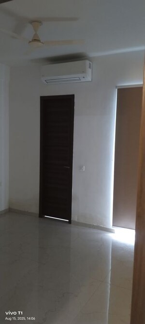 Room in 3 BHK Independent House at Smart World Orchard, Sector 61 – for Rent