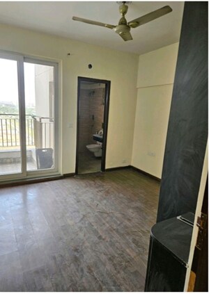 Room in 3 BHK Apartment at BPTP Discovery Park, Sector 80 – for Rent