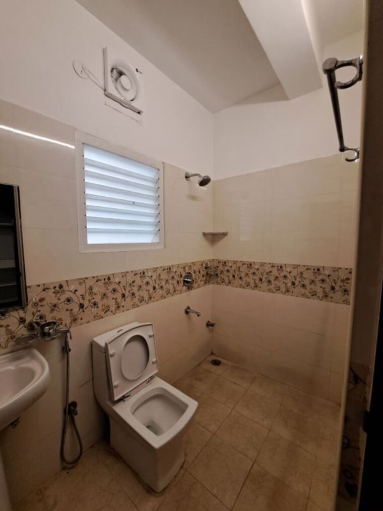 Bathroom, hrbr layout 3 Bedroom 1700 Sq.Ft. Builder Floor In Hrbr Layout Bangalore 10499781