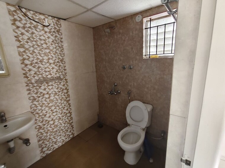 Bathroom, neeladri-mahal 3 Bedroom 2000 Sq.Ft. Apartment In Jayamahal Extn Bangalore 10499868