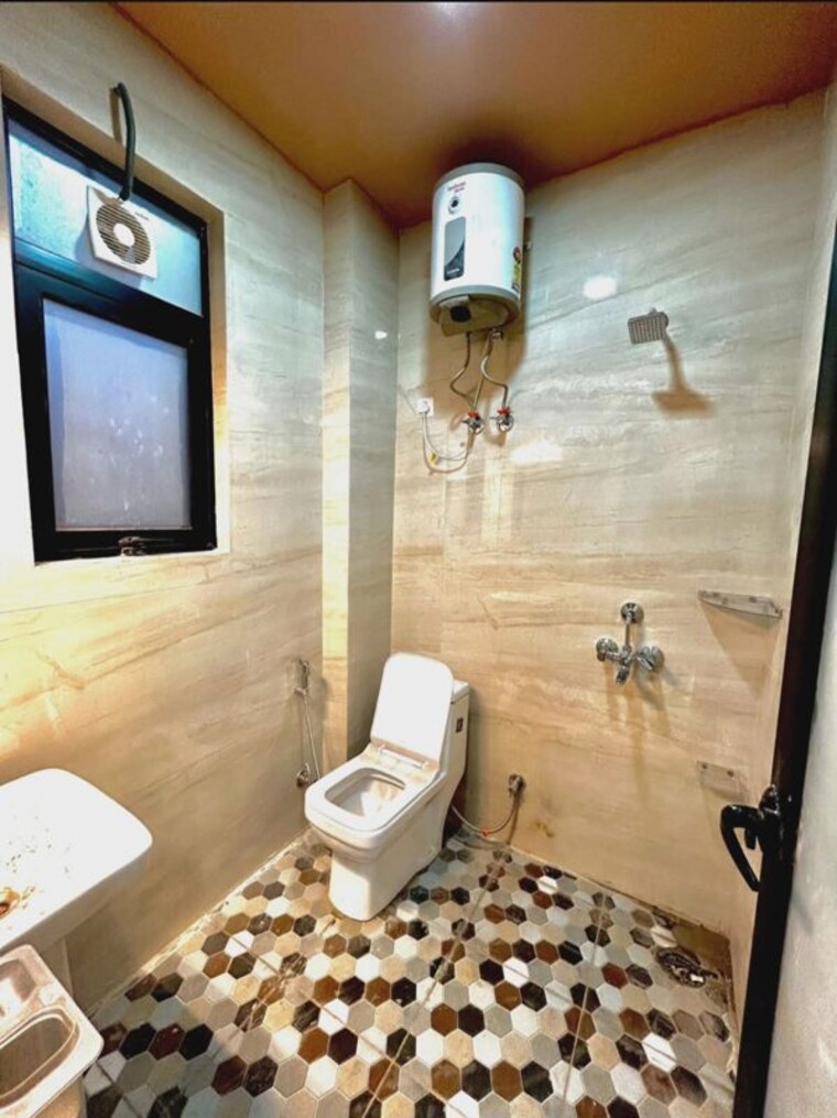 Bathroom, sector 41 2 Bedroom 100 Sq.Yd. Builder Floor In Sector 41 Noida 10499972