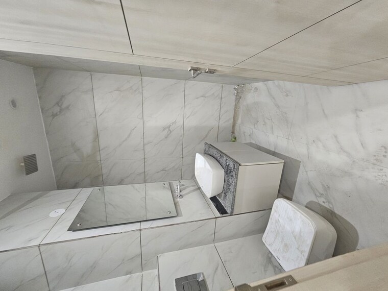 Bathroom, dlf phase v Studio 300 Sq.Ft. Builder Floor In Dlf Phase V Gurgaon 10500042