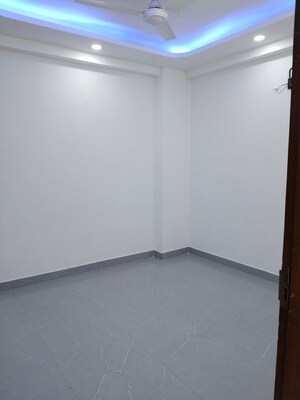 Room in 4 BHK Apartment at Panchsheel Vihar – for Rent