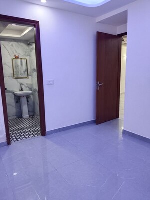 Room in 4 BHK Apartment at Panchsheel Vihar – for Rent