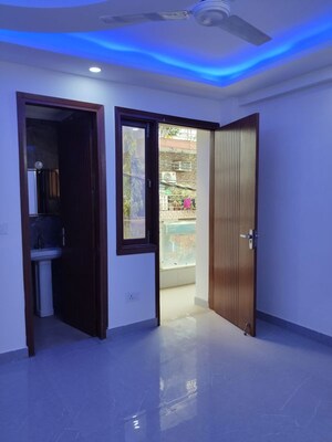 Room in 4 BHK Apartment at Panchsheel Vihar – for Rent