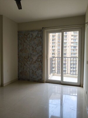 Room in 2 BHK Apartment at Tata Eureka Park, Sector 150 – for Rent