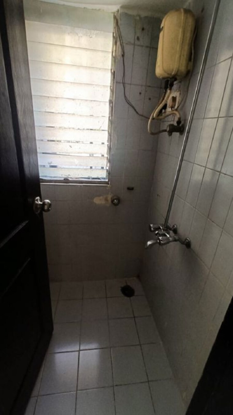 Bathroom, khar west 1 Bedroom 500 Sq.Ft. Apartment In Khar West Mumbai 10500368