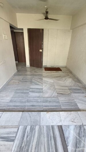 Room in 1 BHK Apartment at Khar West – for Rent