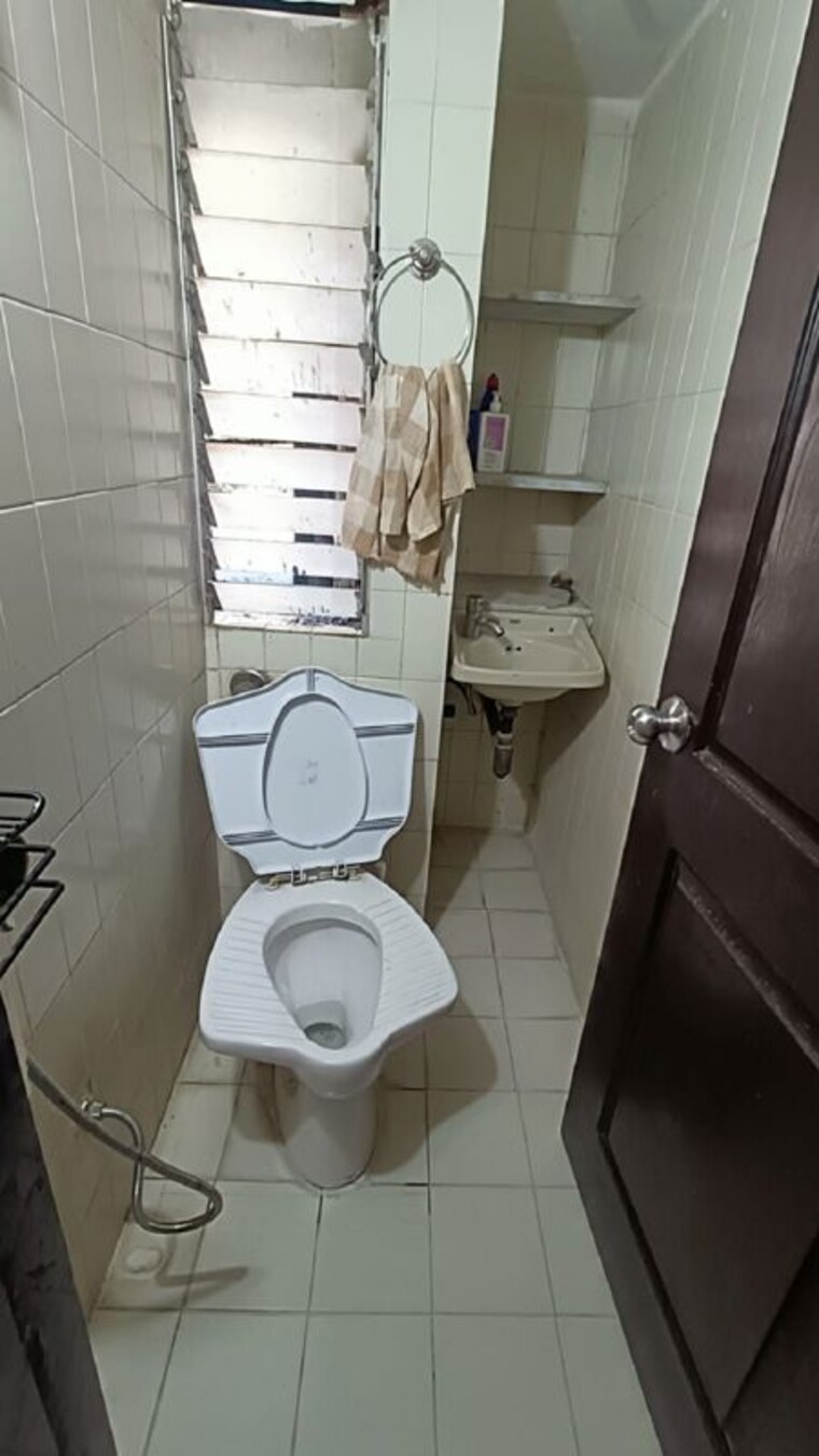 Bathroom, khar west 1 Bedroom 500 Sq.Ft. Apartment In Khar West Mumbai 10500368