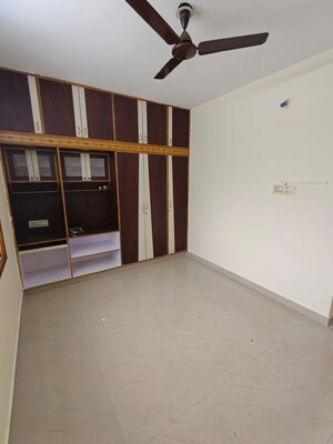 Room in 3.5 BHK Builder Floor at Kammanahalli – for Rent