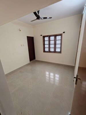 Room in 3.5 BHK Builder Floor at Kammanahalli – for Rent