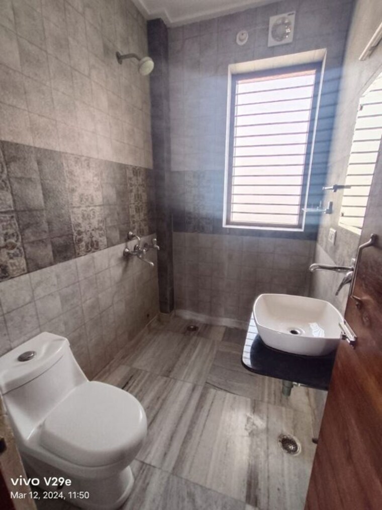 Bathroom, sushant lok iii 3 Bedroom 2200 Sq.Ft. Builder Floor In Sushant Lok Iii Gurgaon 10500399