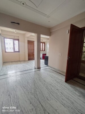 Room in 3 BHK Builder Floor at Sushant Lok Iii – for Rent
