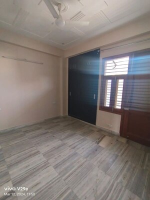 Room in 3 BHK Builder Floor at Sushant Lok Iii – for Rent