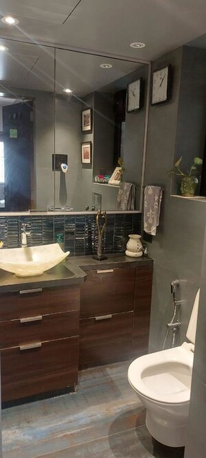 Team Area in 3 BHK Apartment at Prabhadevi – for Sale