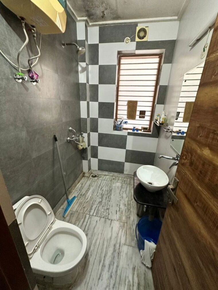 Bathroom, sushant lok iii 3 Bedroom 2200 Sq.Ft. Builder Floor In Sushant Lok Iii Gurgaon 10500416