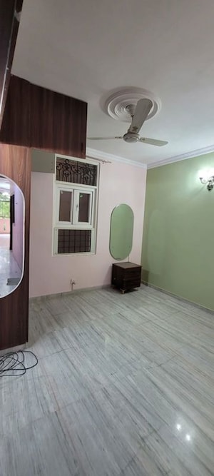 Room in 3 BHK Builder Floor at Chittaranjan Park – for Rent