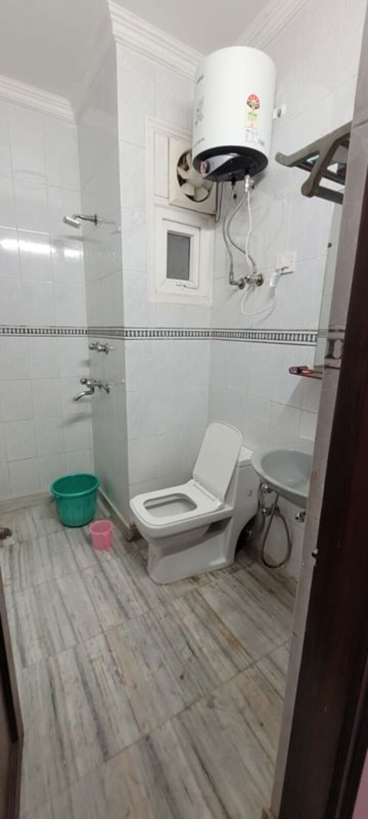 Bathroom, chittaranjan park 3 Bedroom 1800 Sq.Ft. Builder Floor In Chittaranjan Park Delhi 10500434