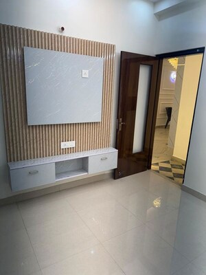 Room in 2 BHK Builder Floor at Koyal Enclave – for Rent