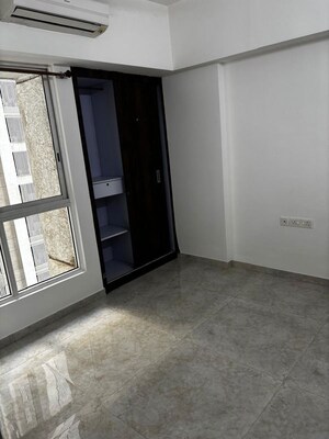 Room in 1 BHK Apartment at Lodha Amara, Kolshet Road – for Rent