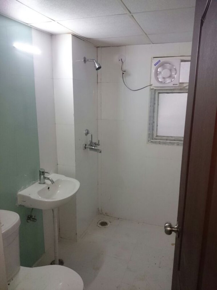 Bathroom, loni industrial area 3 Bedroom 1525 Sq.Ft. Apartment In Loni Industrial Area Ghaziabad 10500720