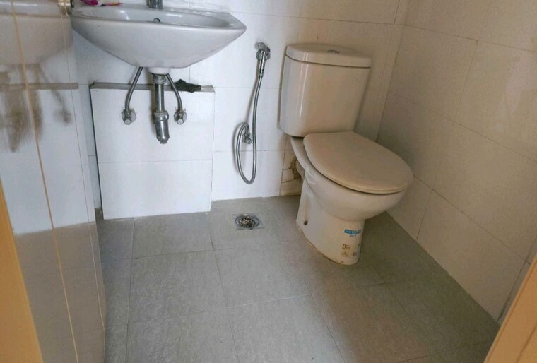 Bathroom, dlf-new-town-heights-i 3.5 Bedroom 1930 Sq.Ft. Apartment In Sector 90 Gurgaon 10500810