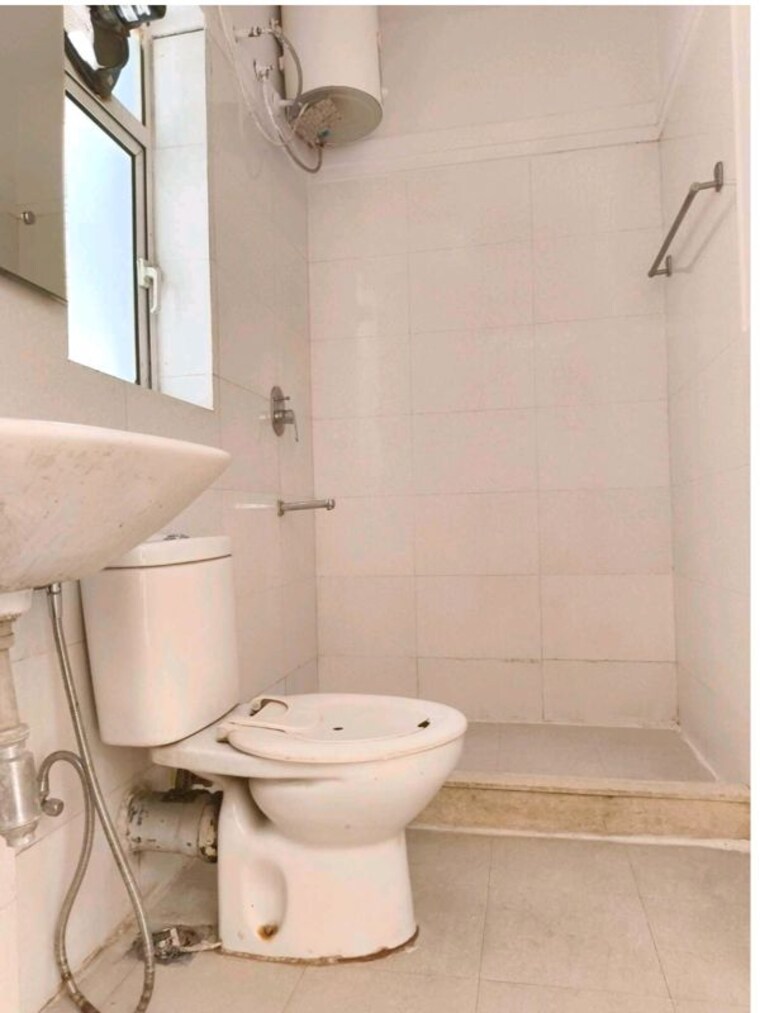 Bathroom, dlf-new-town-heights-i 3.5 Bedroom 1930 Sq.Ft. Apartment In Sector 90 Gurgaon 10500810