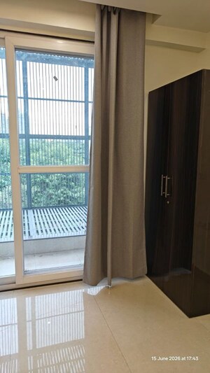Room in Studio Apartment at Omaxe India Trade Center, Alpha Ii Greater Noida – for Rent