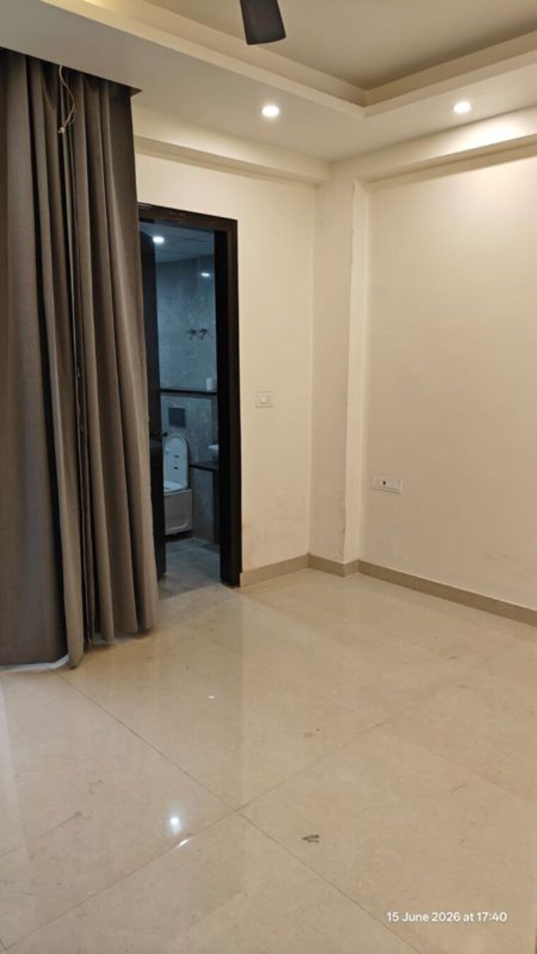 Room, gamma i greater noida 6+ Bedroom 350 Sq.Mt. Independent House In Gamma I Greater Noida Greater Noida 10500905