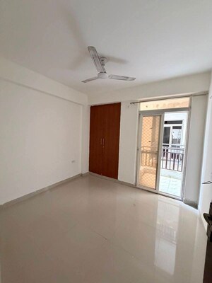 Room in 3 BHK Apartment at Nirala Estate, Tech Zone 4 Greater Noida – for Rent
