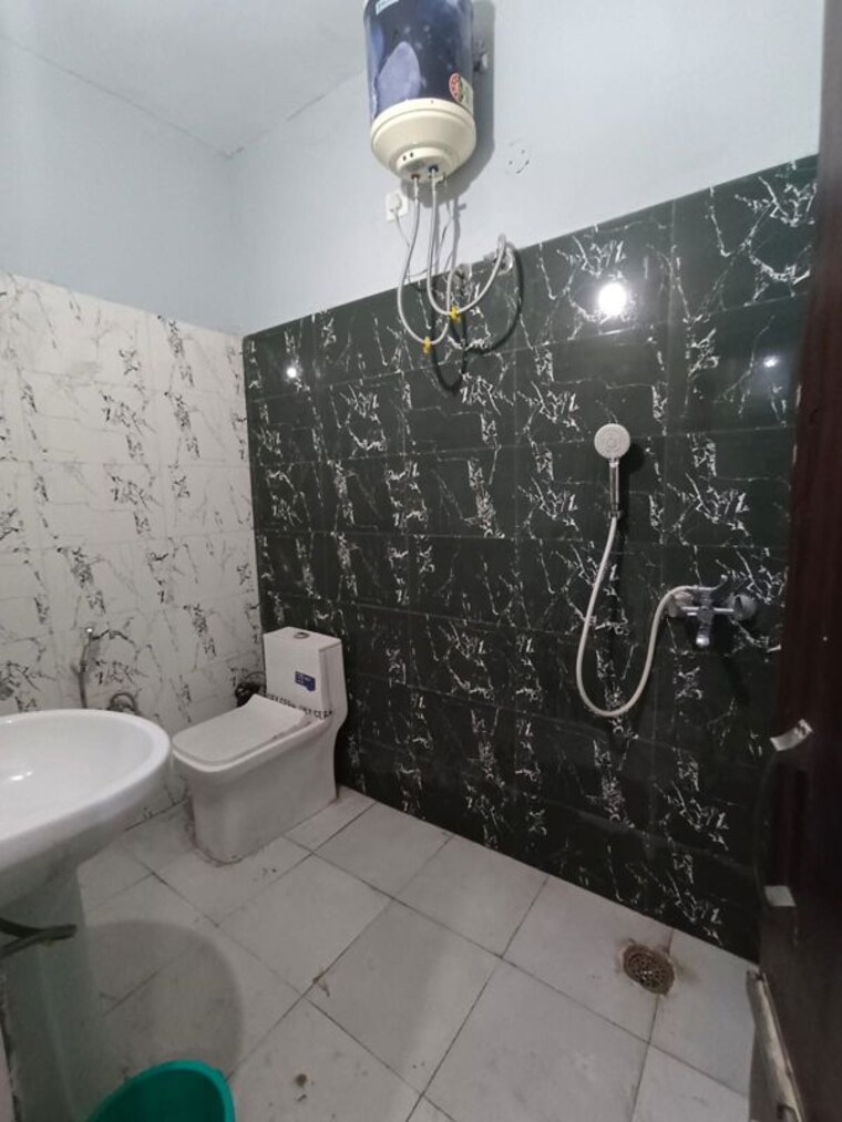 Bathroom, kharar road 1 Bedroom 80 Sq.Yd. Apartment In Kharar Road Mohali 10500975