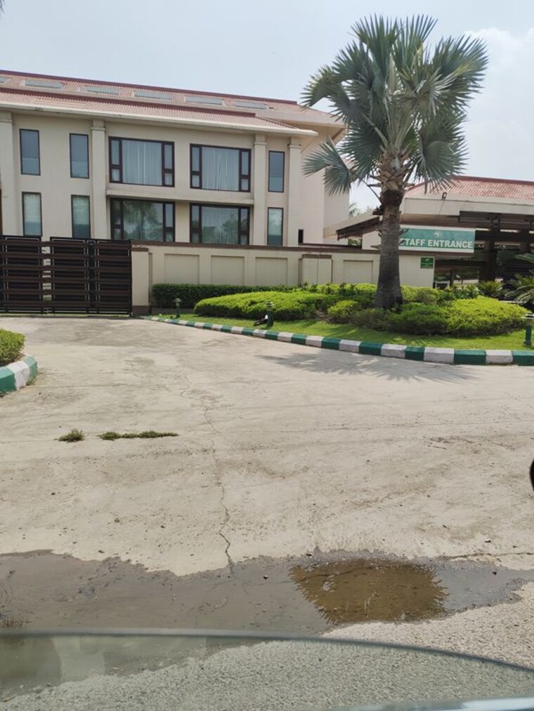  Parking, sigma iv greater noida 3 Bedroom 220 Sq.Mt. Villa In Sigma Iv Greater Noida Greater Noida 10500986