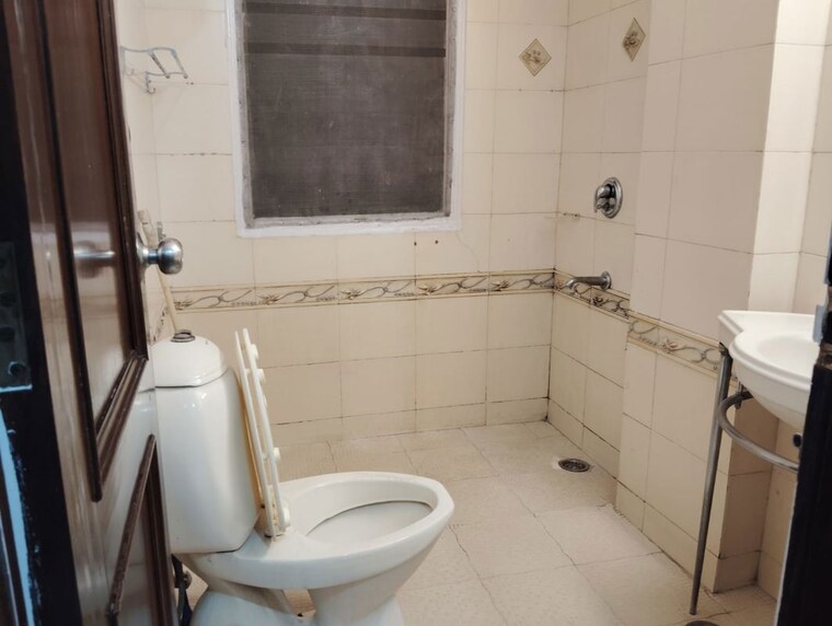 Bathroom, kalkaji 3 Bedroom 1800 Sq.Ft. Builder Floor In Kalkaji Delhi 10500994
