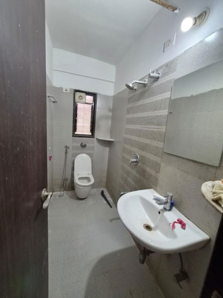 Bathroom, kundan-paradise 2 Bedroom 850 Sq.Ft. Apartment In Aundh Pune 10501019