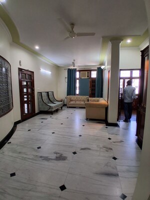 Parking in 3 BHK Builder Floor at Sector 31 – for Rent