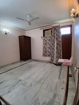 Room in 3 BHK Builder Floor at Sector 31 – for Rent
