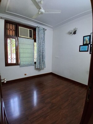 Room in 3 BHK Builder Floor at Sector 31 – for Rent