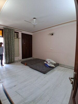 Bedroom in 3 BHK Builder Floor at Sector 31 – for Rent