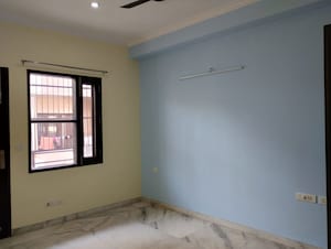 Room in 3 BHK Builder Floor at Sector 31 – for Rent