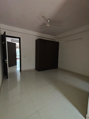 Room in 3 BHK Builder Floor at Sector 40 – for Rent