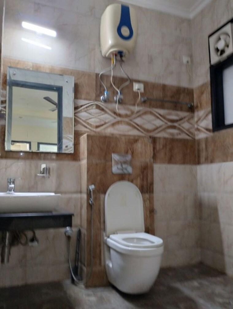 Bathroom, sector 40 3 Bedroom 1800 Sq.Ft. Builder Floor In Sector 40 Gurgaon 10501077