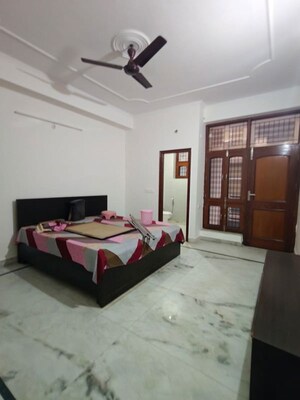Bedroom in 3 BHK Builder Floor at Sector 40 – for Rent