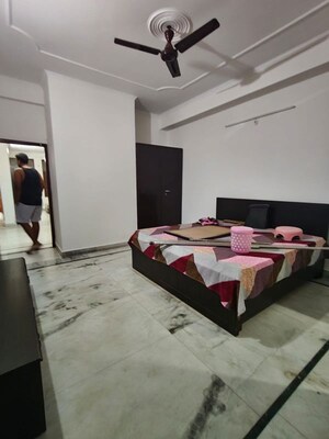 Bedroom in 3 BHK Builder Floor at Sector 40 – for Rent