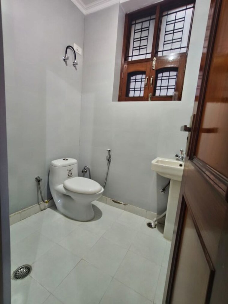 Bathroom, sector 40 3 Bedroom 1800 Sq.Ft. Builder Floor In Sector 40 Gurgaon 10501082