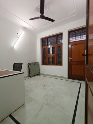 Room in 3 BHK Builder Floor at Sector 40 – for Rent